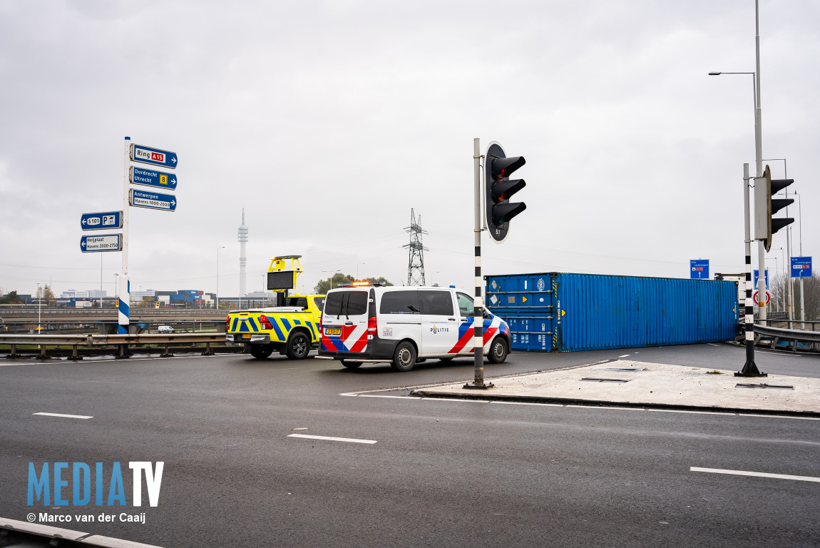 Vrachtwagen verliest container op oprit van A15 ter hoogte van de Reeweg Rotterdam