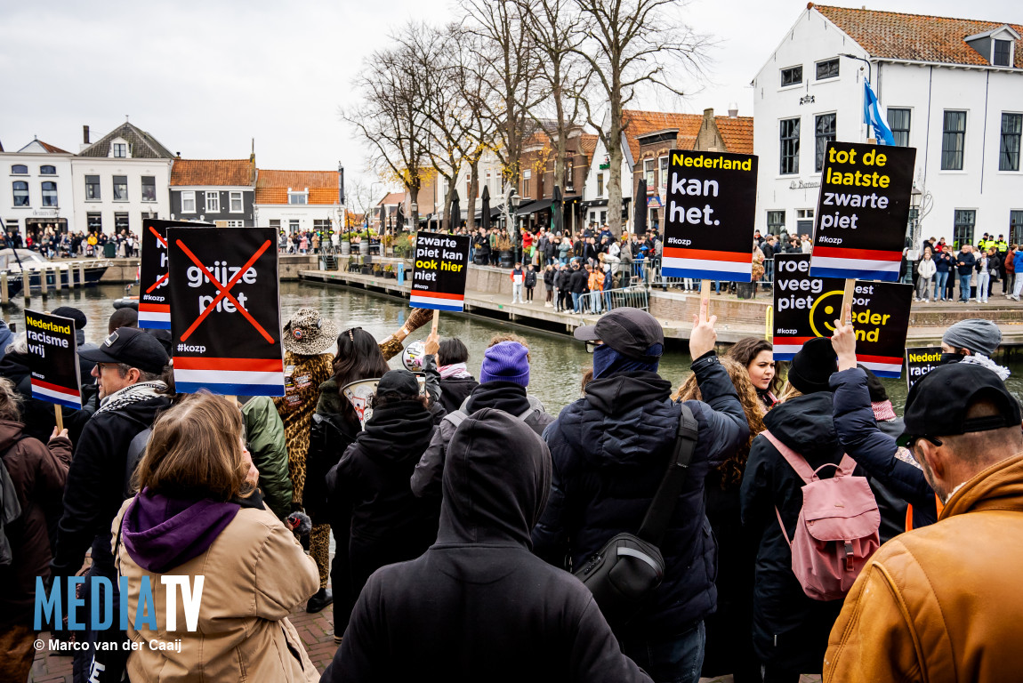 KOZP demonstratie bij intocht van Sinterklaas in Middelharnis