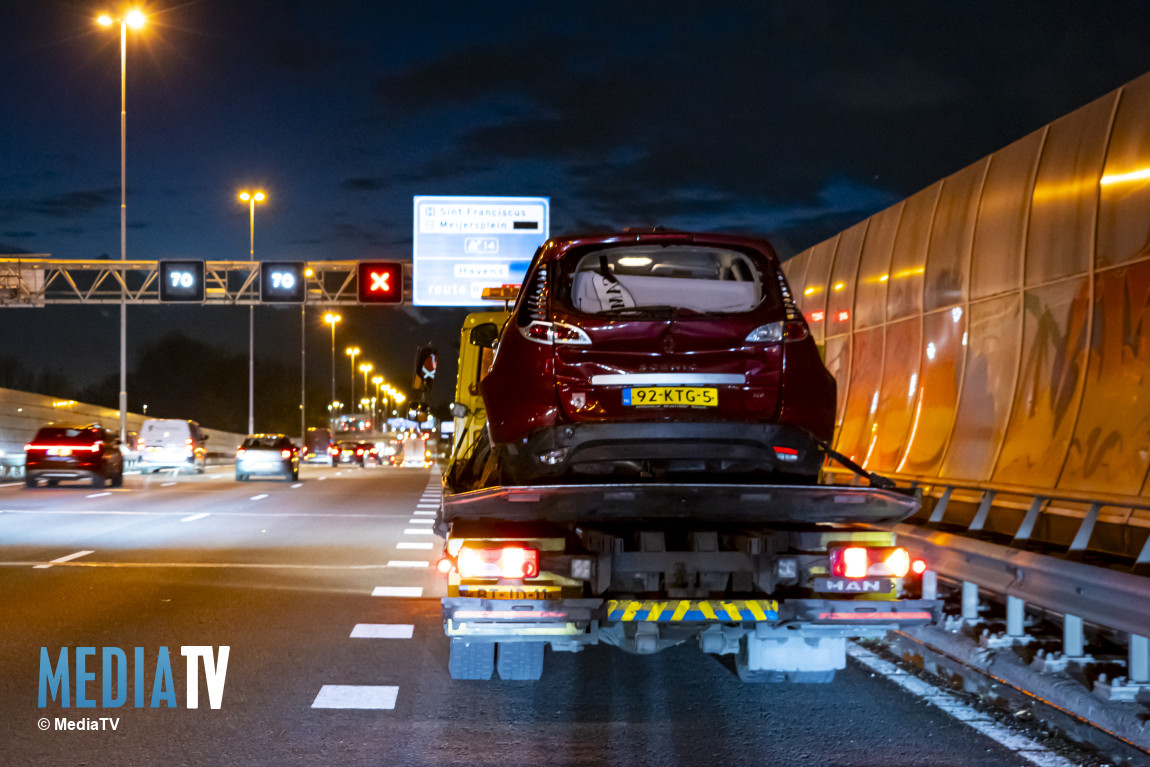 Aanrijding tussen vrachtwagen en twee personenauto’s A20 Rotterdam