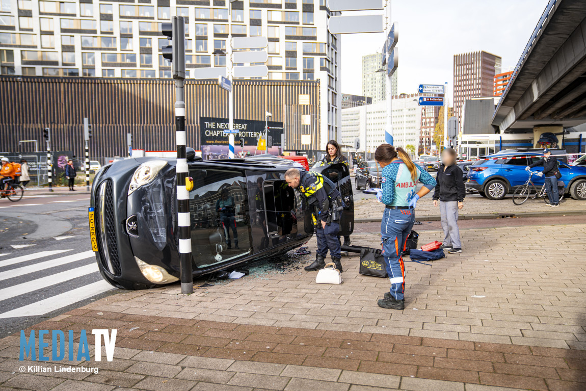 Auto gekanteld na aanrijding met auto Hillelaan Rotterdam