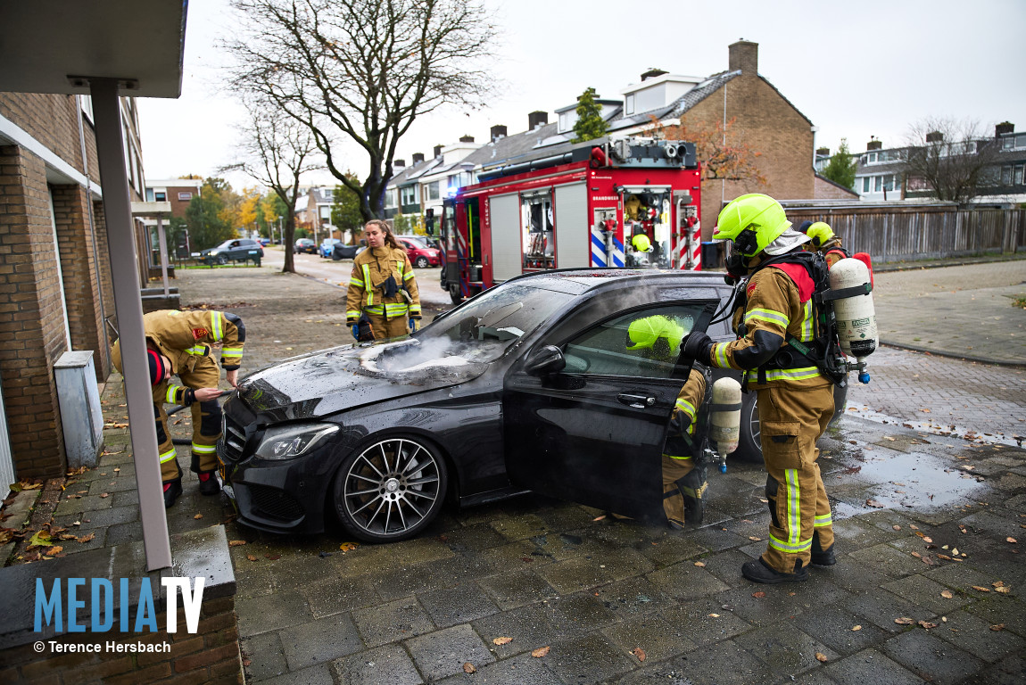 Eigenaar ziet nieuw-aangeschafte auto in vlammen opgaan Dahliastraat Spijkenisse