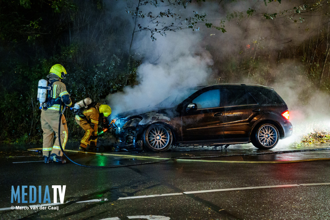 Personenauto vliegt in brand Horvathweg Rotterdam