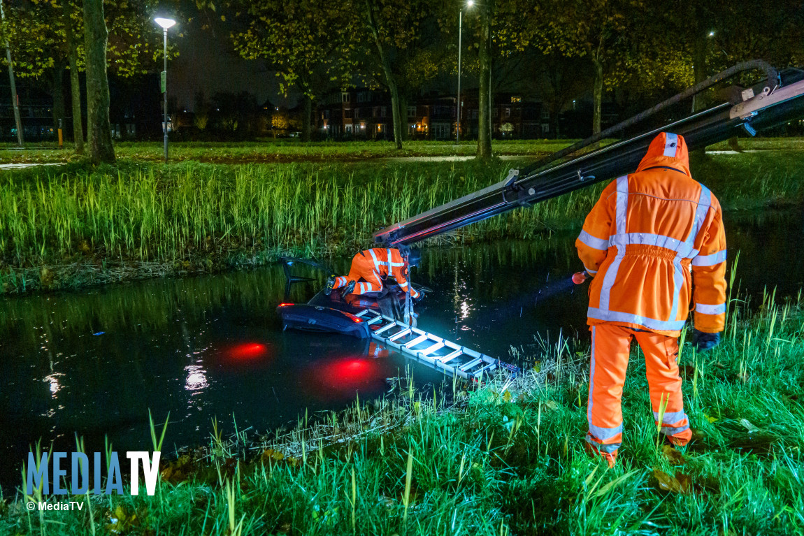 Automobilist in sloot beland Ledastraat Rotterdam