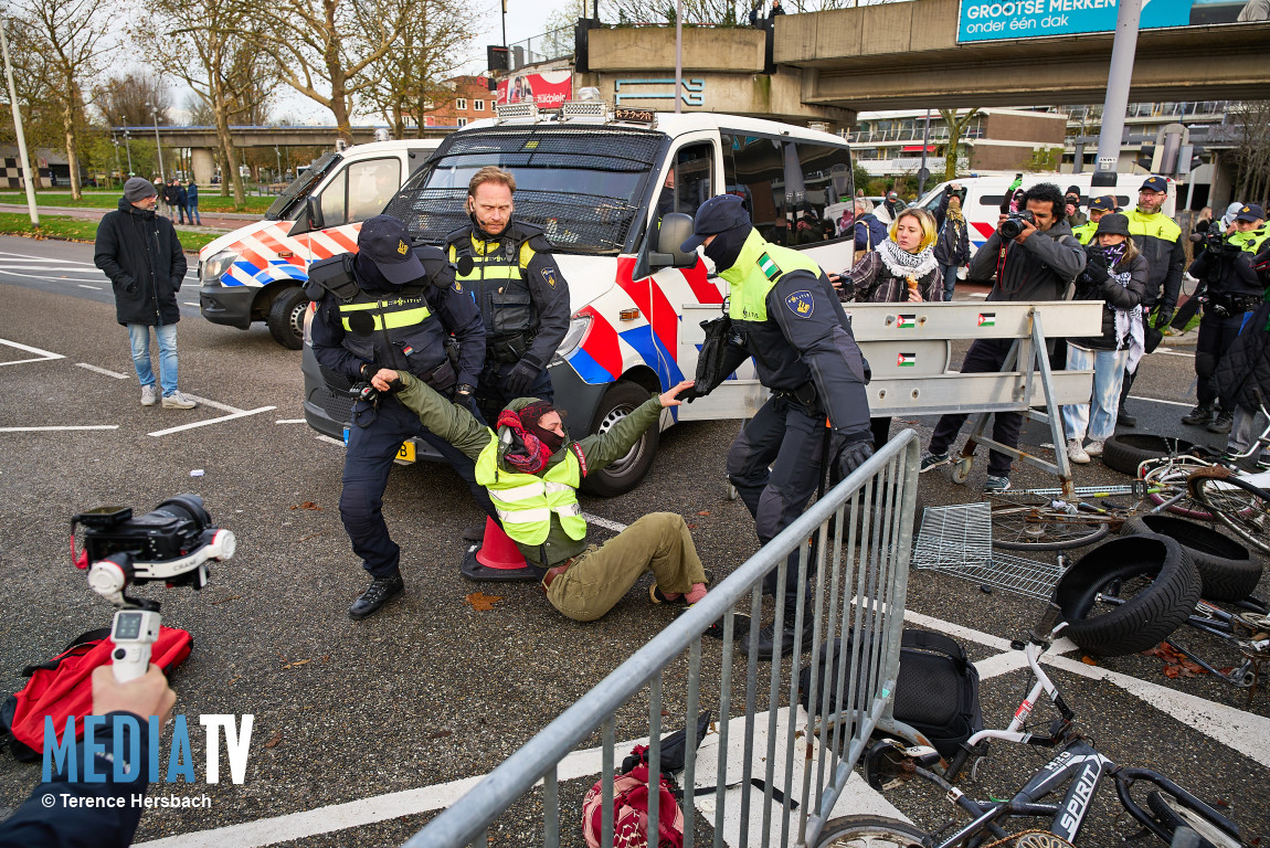 Meerdere aanhoudingen bij demonstratie tegen wapenbeurs Ahoy Ahoyweg Rotterdam