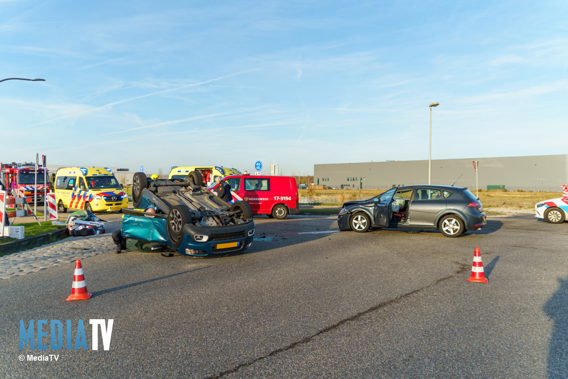 Auto ondersteboven bij aanrijding Voorweg Ridderkerk