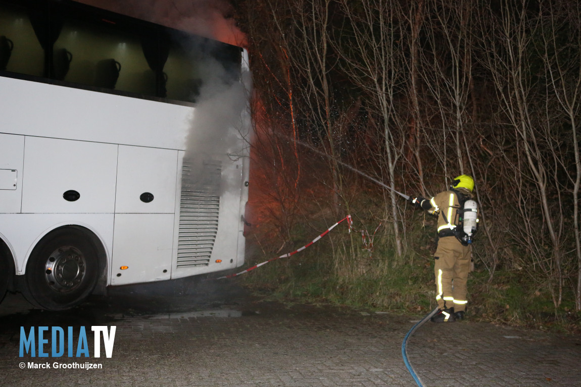 Fikse brand in motorcompartiment van touringcar Zeeweg Oosvoorne