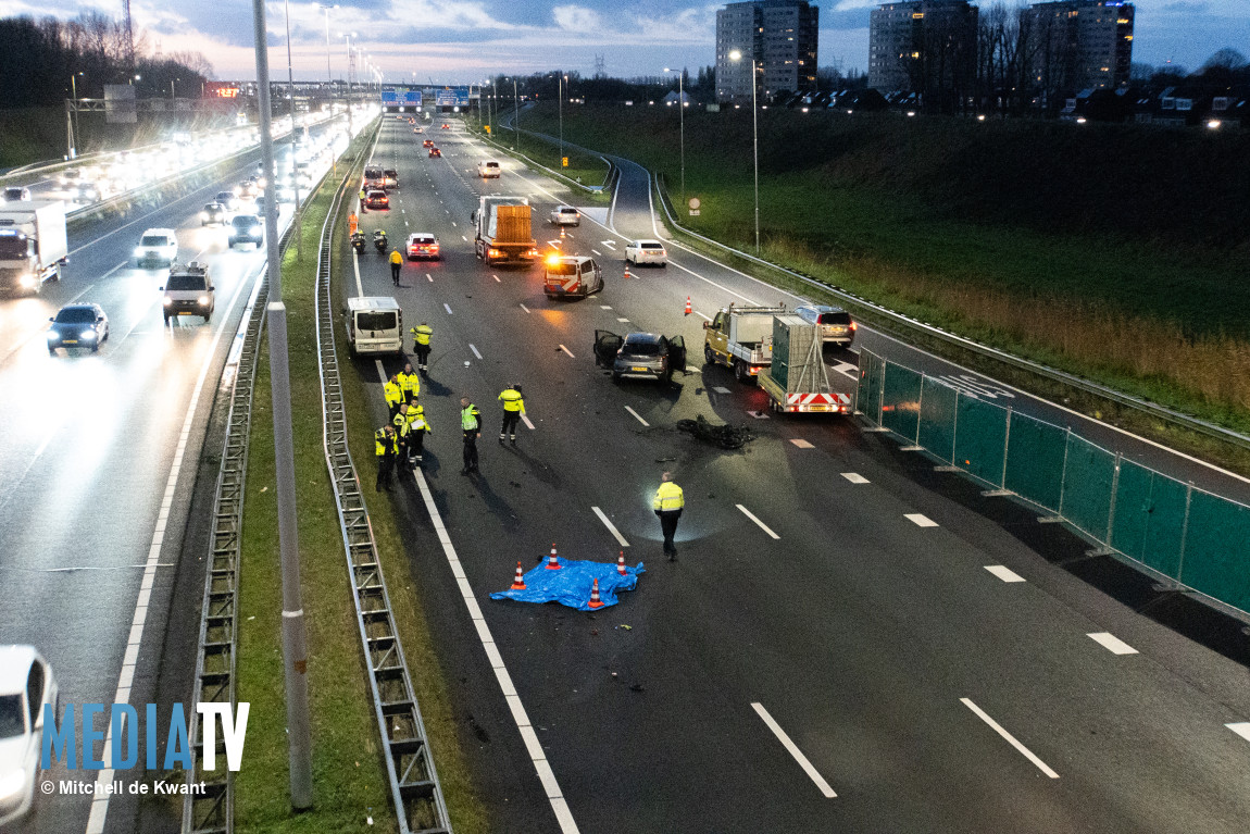 Dode bij zwaar ongeval tussen vier voertuigen A16 Rotterdam-Beverwaard