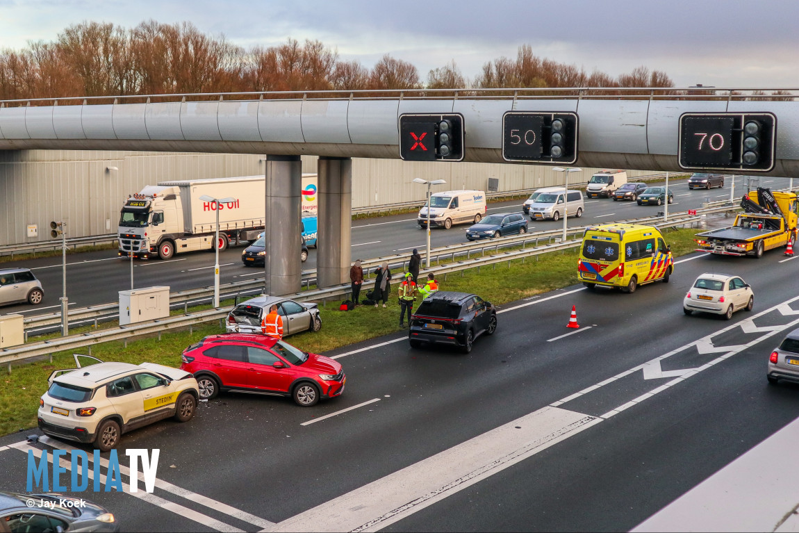 Lange file na aanrijding tussen meerdere voertuigen A4 Schiedam