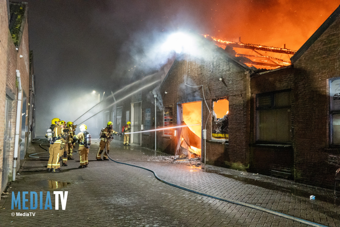 Zeer grote uitslaande brand bij garagebedrijf Gorzenpad Waalhaven Rotterdam