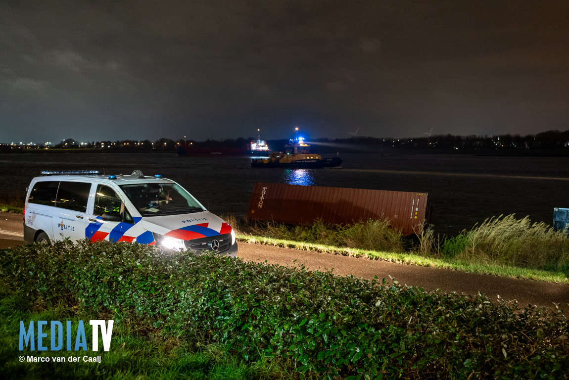 Schip verliest zeecontainers in Nieuwe Waterweg Maassluis