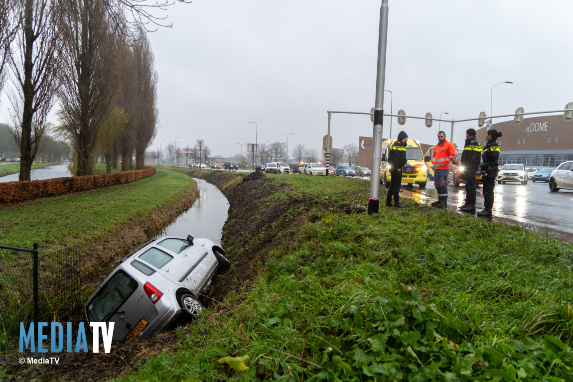 Auto belandt op rand van sloot Baljuwplein Spijkenisse