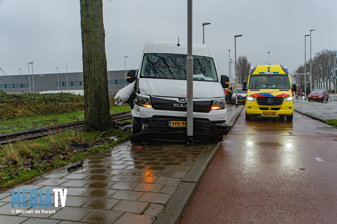 Veel schade bij ongeval tussen bestelbus en vrachtwagen Waalhavenweg Rotterdam