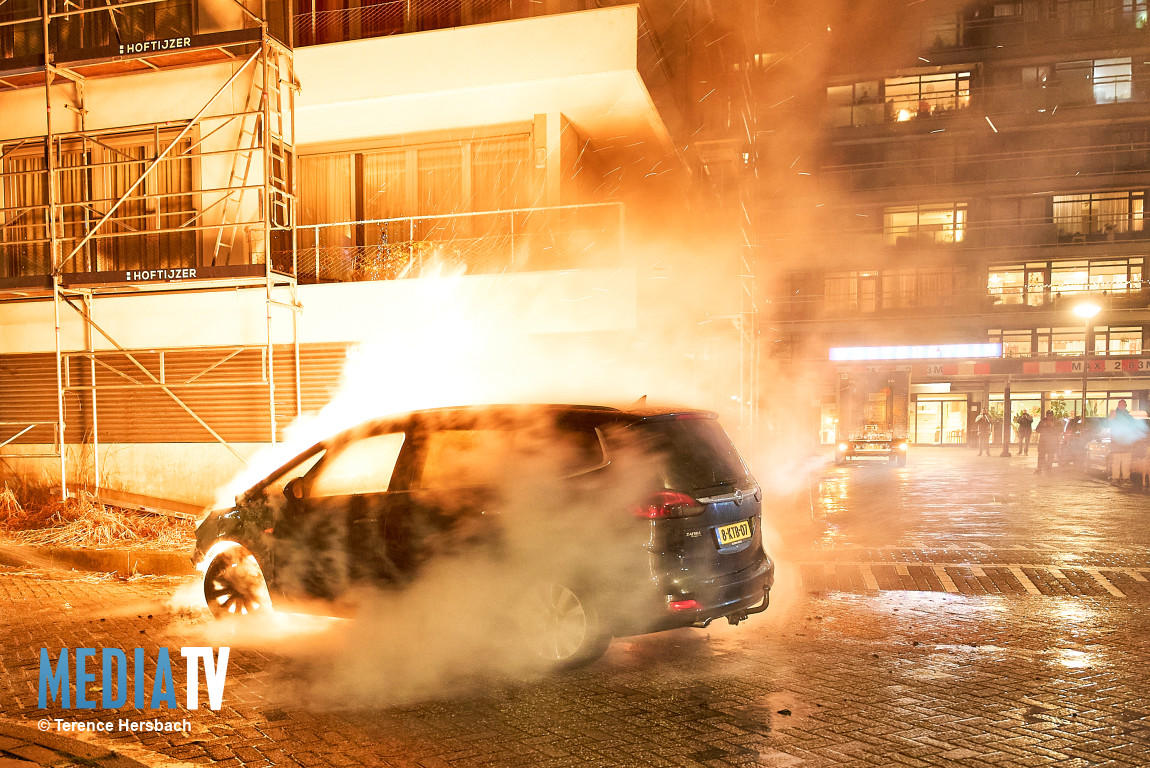 Rijdende auto vliegt in brand in Puitstraat Hoogvliet