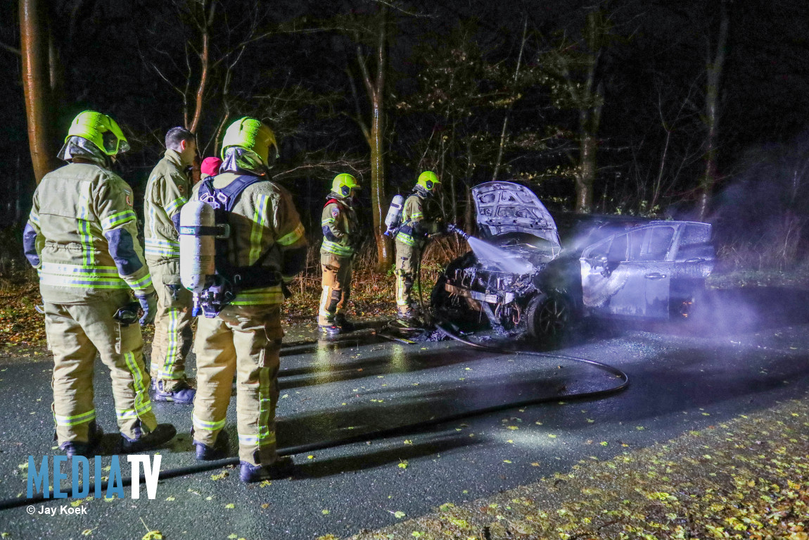 Auto vliegt tijdens het rijden in brand Watersportweg Vlaardingen