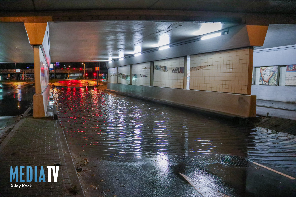 Hevige regenbui zet tunneltje vol met water 's-Gravelandseweg Schiedam