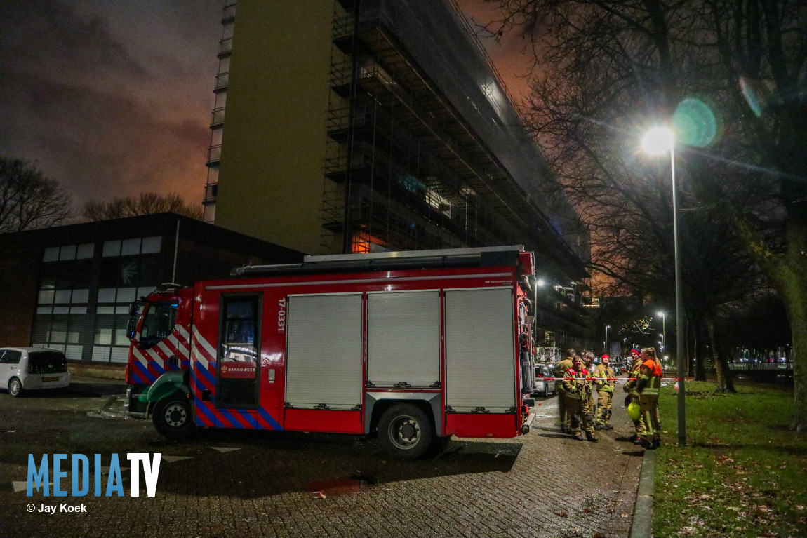 Platen waaien van flatgebouw door harde windstoten Koninginnelaan Vlaardingen