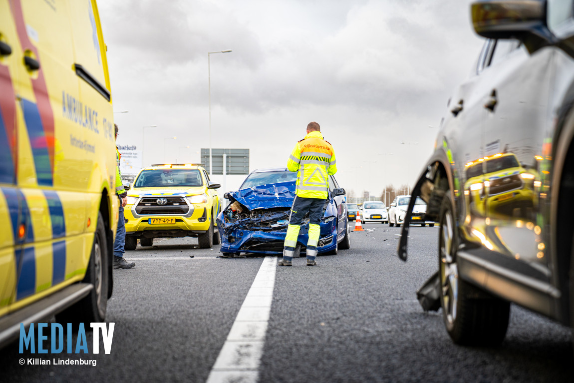 Drie auto's botsen op elkaar A15 Rotterdam-Charlois