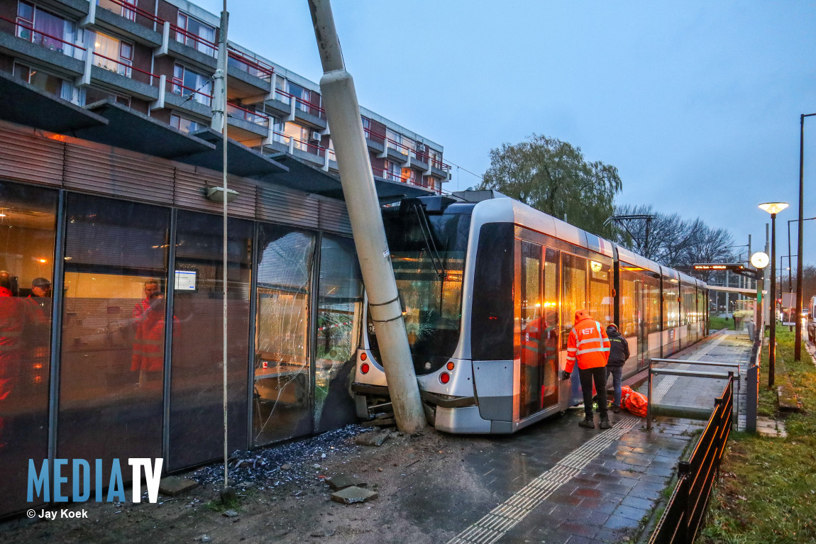 Veel schade nadat tram te ver doorrijdt bij eindpunt Holysingel Vlaardingen