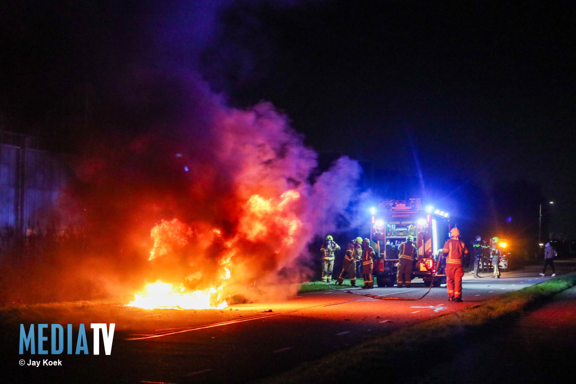 Bestelauto vliegt tijdens het rijden in brand Herenwerf Maasland