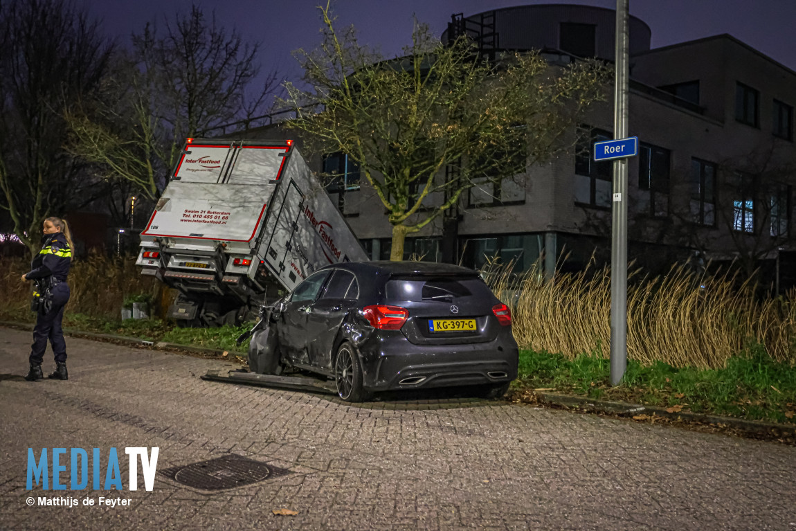 Onwelgeworden vrachtwagenbestuurder ramt auto's en eindigt in sloot Roer Rotterdam