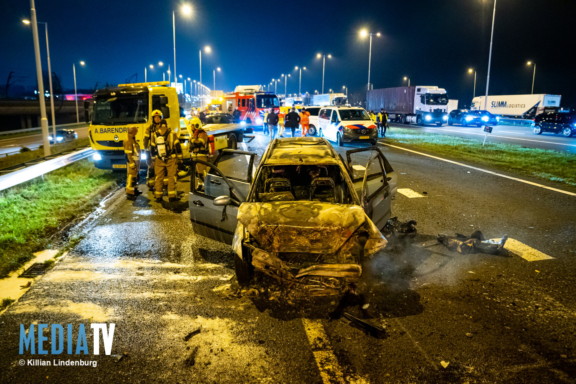 Auto uitgebrand na kop-staartaanrijding A15 Rotterdam-Charlois