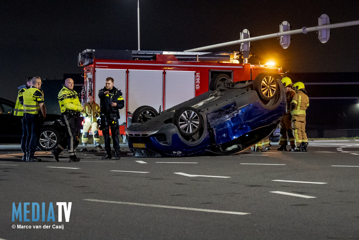 Auto ondersteboven midden op kruispunt bij aanrijding Dierensteinweg Barendrecht