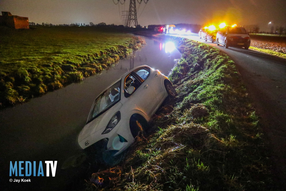 Auto raakt van de weg en belandt in het water Bonnenweg Hoek van Holland