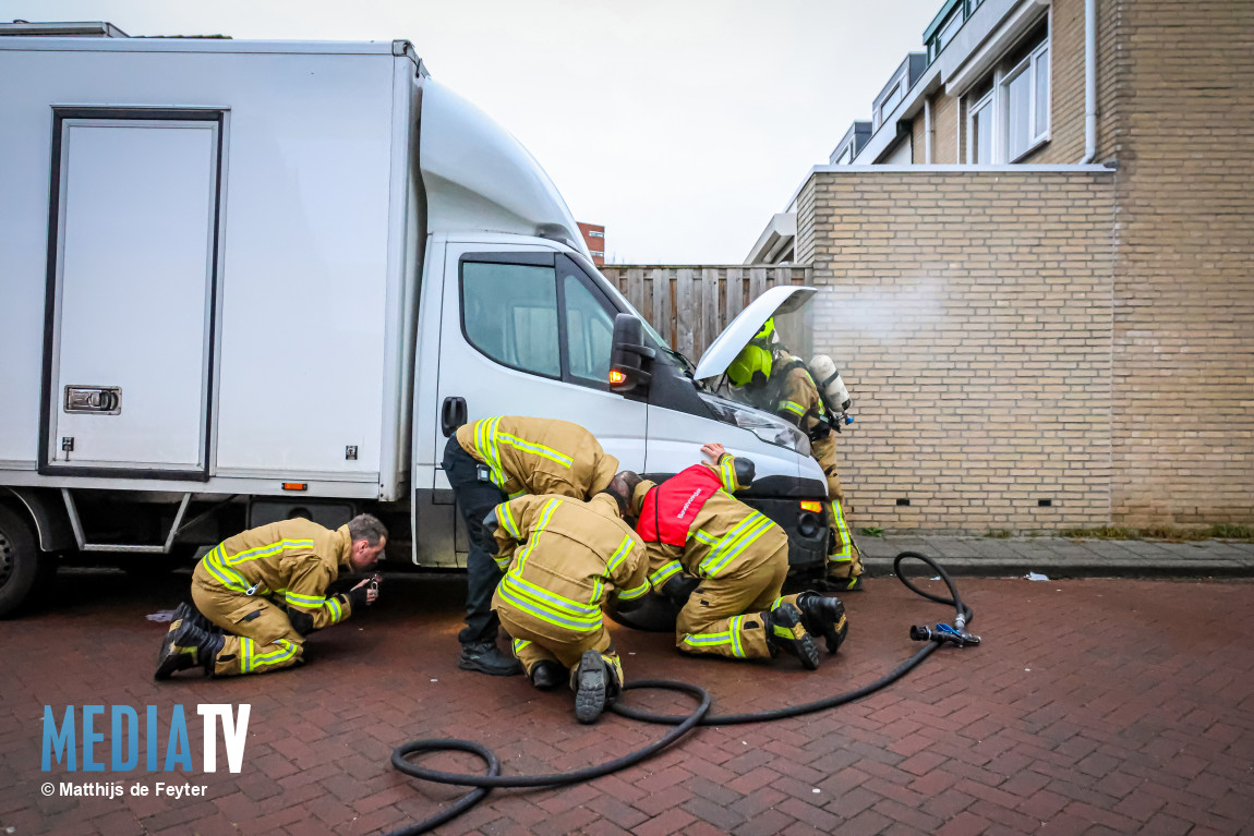 Brand in motorcompartiment bedrijfsbusje snel geblust Djeddalaan Rotterdam