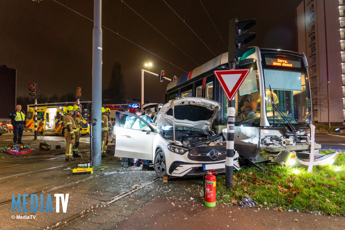 Zwaargewonde bij aanrijding tussen tram en auto 's-Gravelandseweg Schiedam