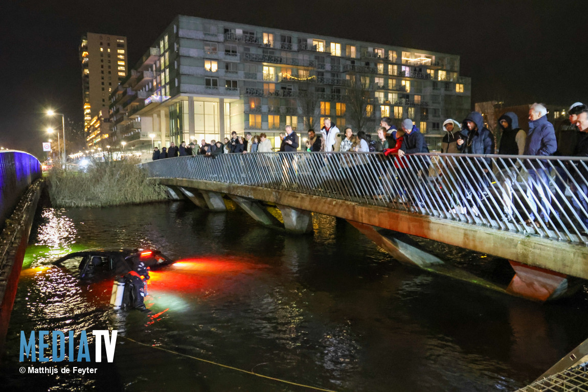 Volwassenen en kinderen in te water geraakte auto Corsicalaan Rotterdam