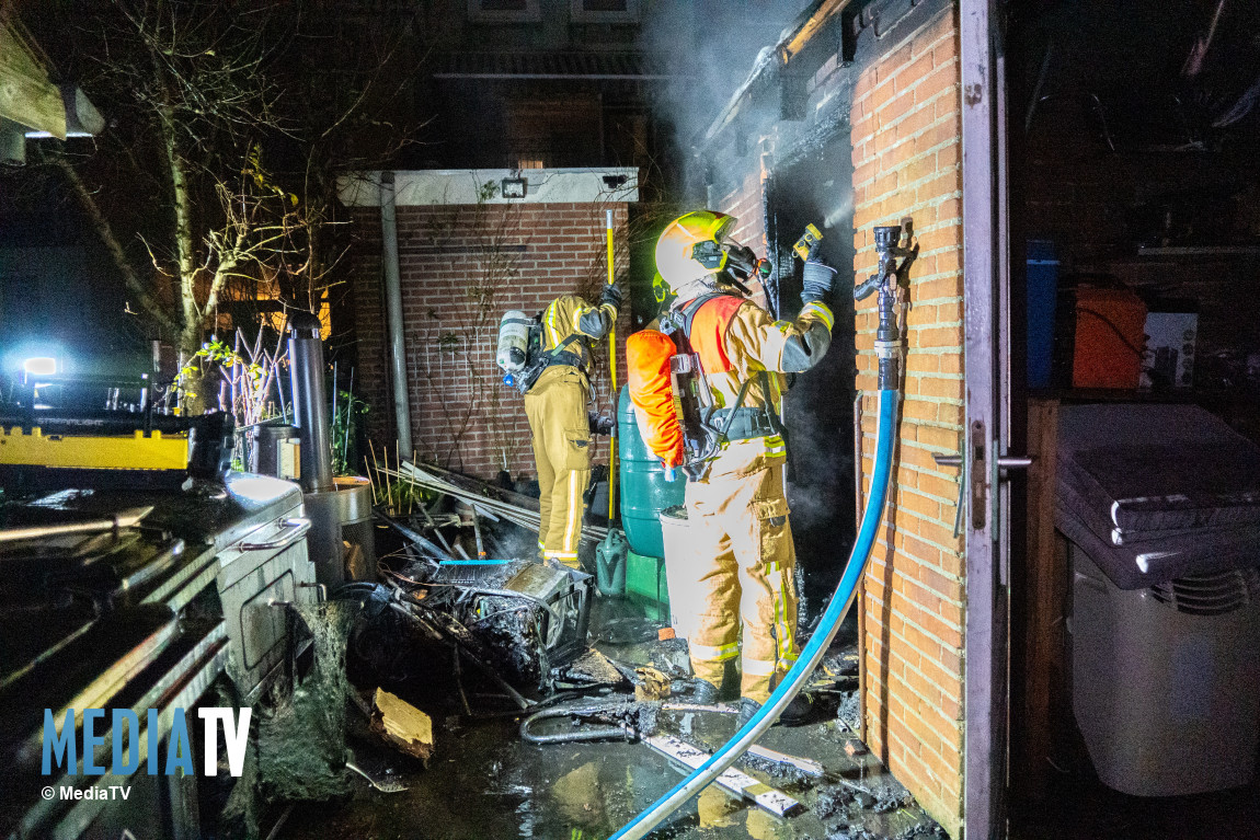 Schuur achter woning volledig uitgebrand Buffelstraat Rotterdam