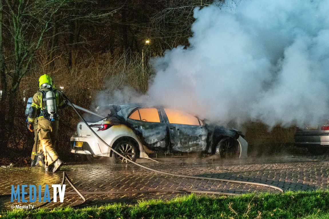 Auto uitgebrand in Kralingse Bos Prinses Beatrixlaan Rotterdam