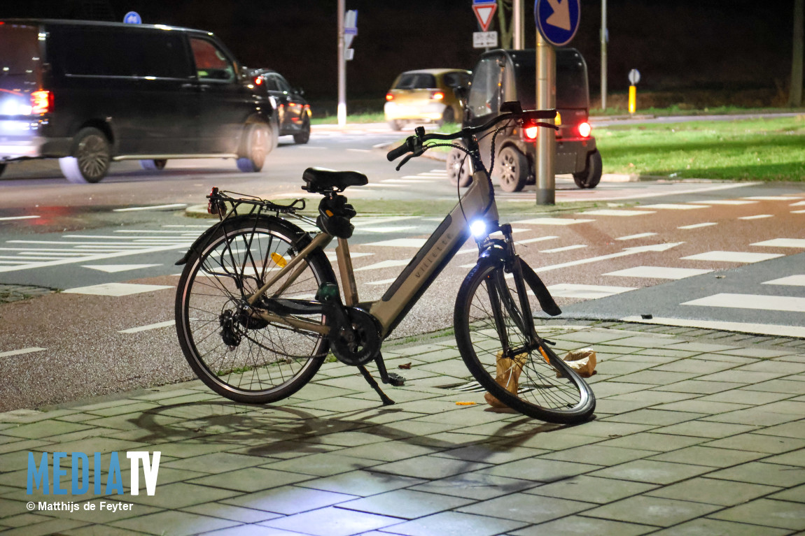 Fietser gewond na aanrijding met auto op rotonde Vrijheidsdans Capelle aan den IJssel