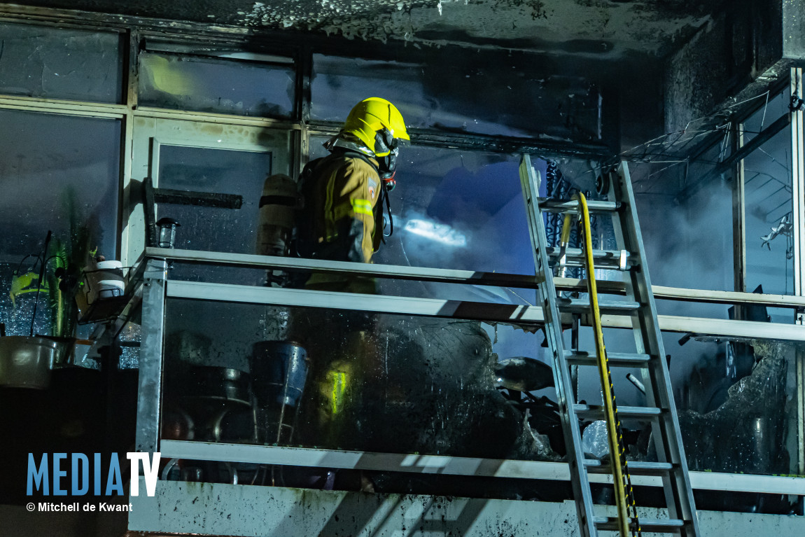 Veel schade aan woning na brand op balkon Persoonshaven Rotterdam