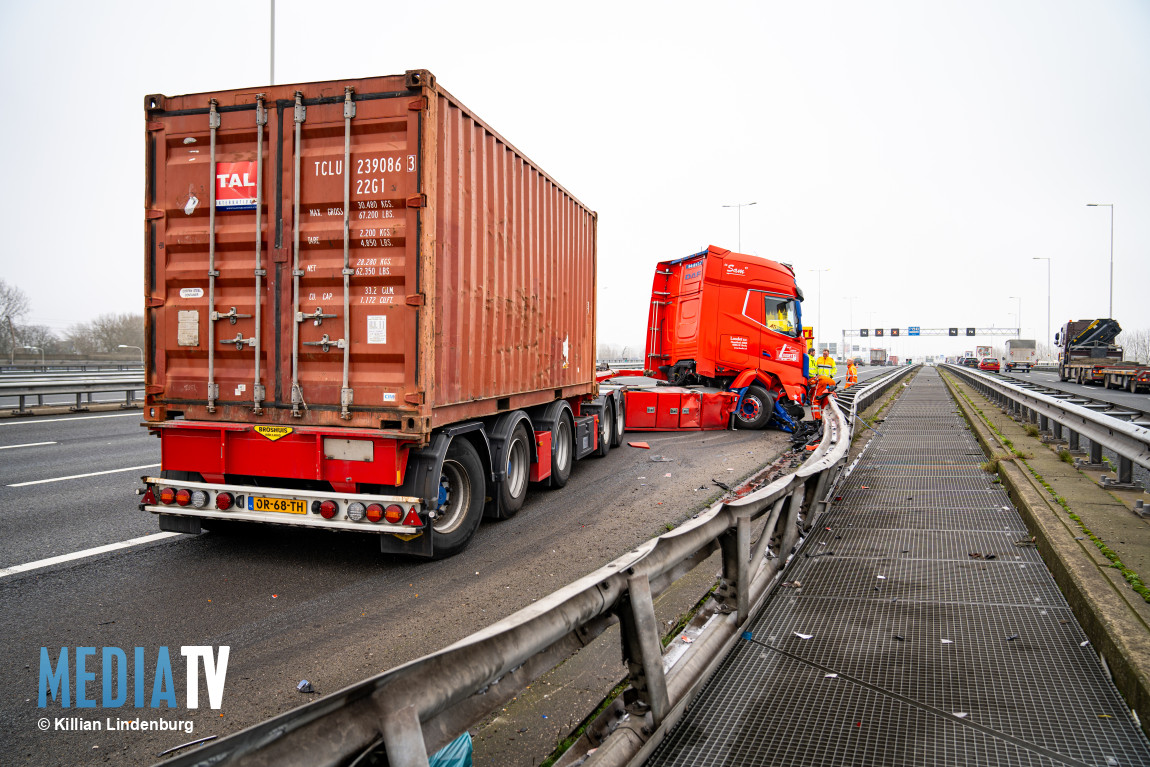 Vrachtwagen geschaard, vangrail zwaarbeschadigd A15 Rotterdam-Charlois