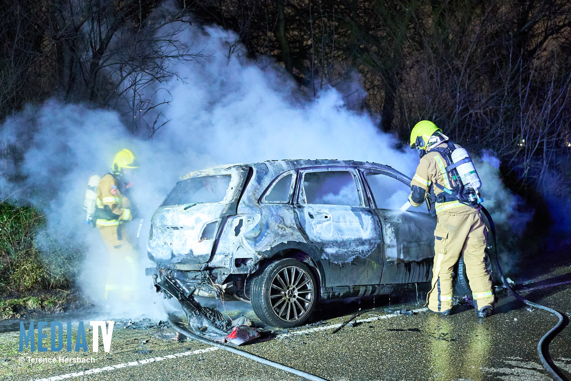 Auto volledig uitgebrand nadat deze rijdend in brand vliegt Krabbeweg Brielle