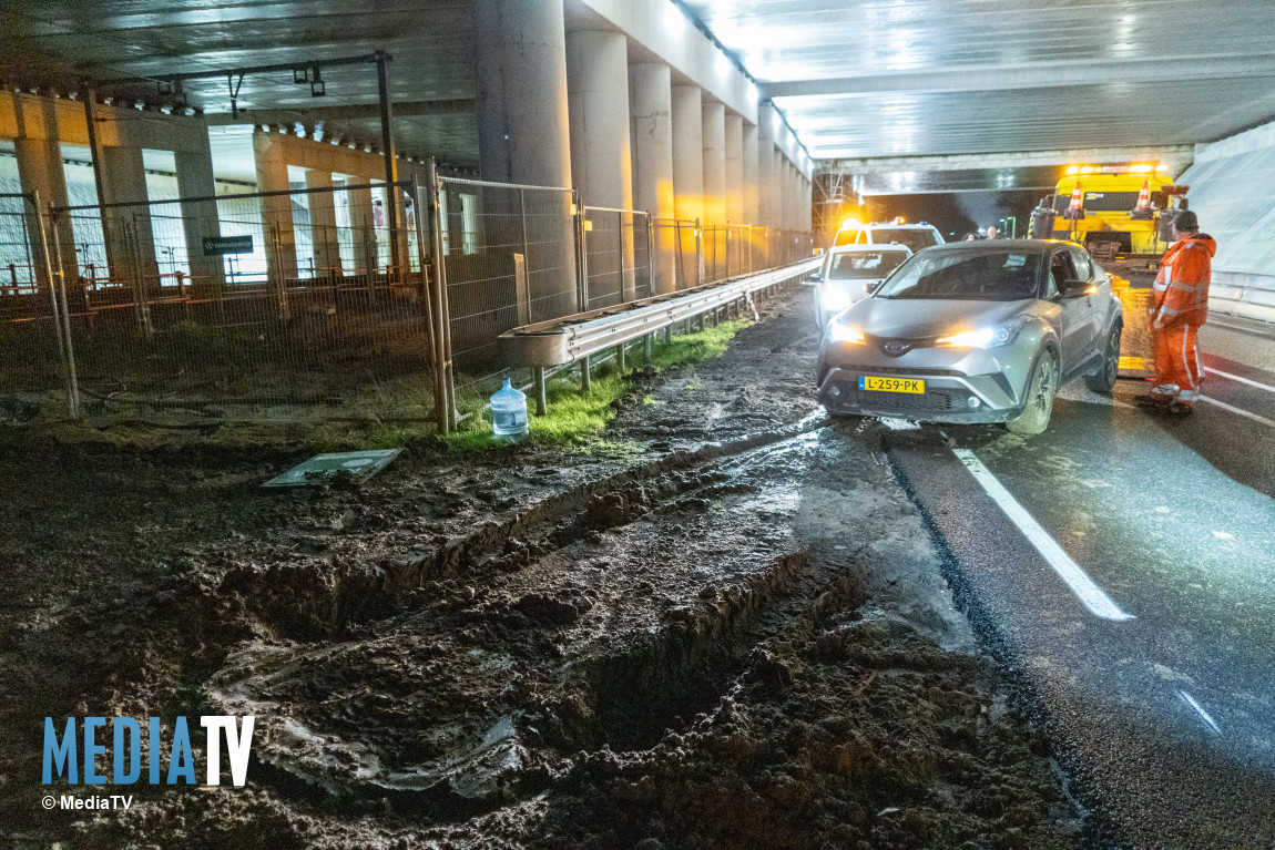 Twee auto’s vast in blubber na uitwijkmanoeuvre N471 Rotterdam