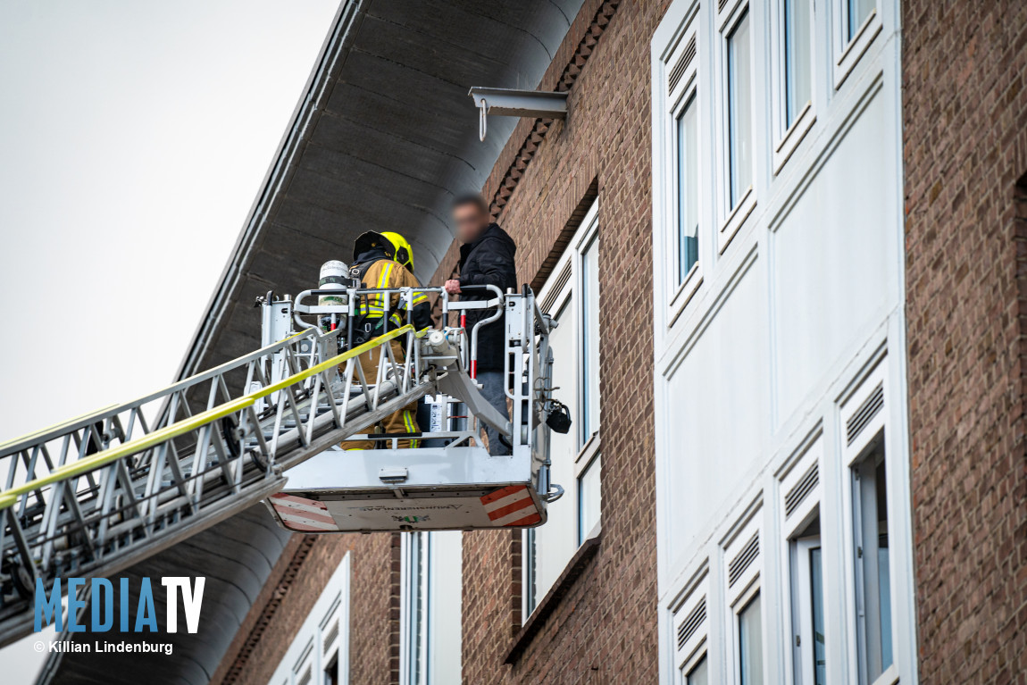 Drie personen uit woningen gered na brand in portiek Wolphaertsbocht Rotterdam