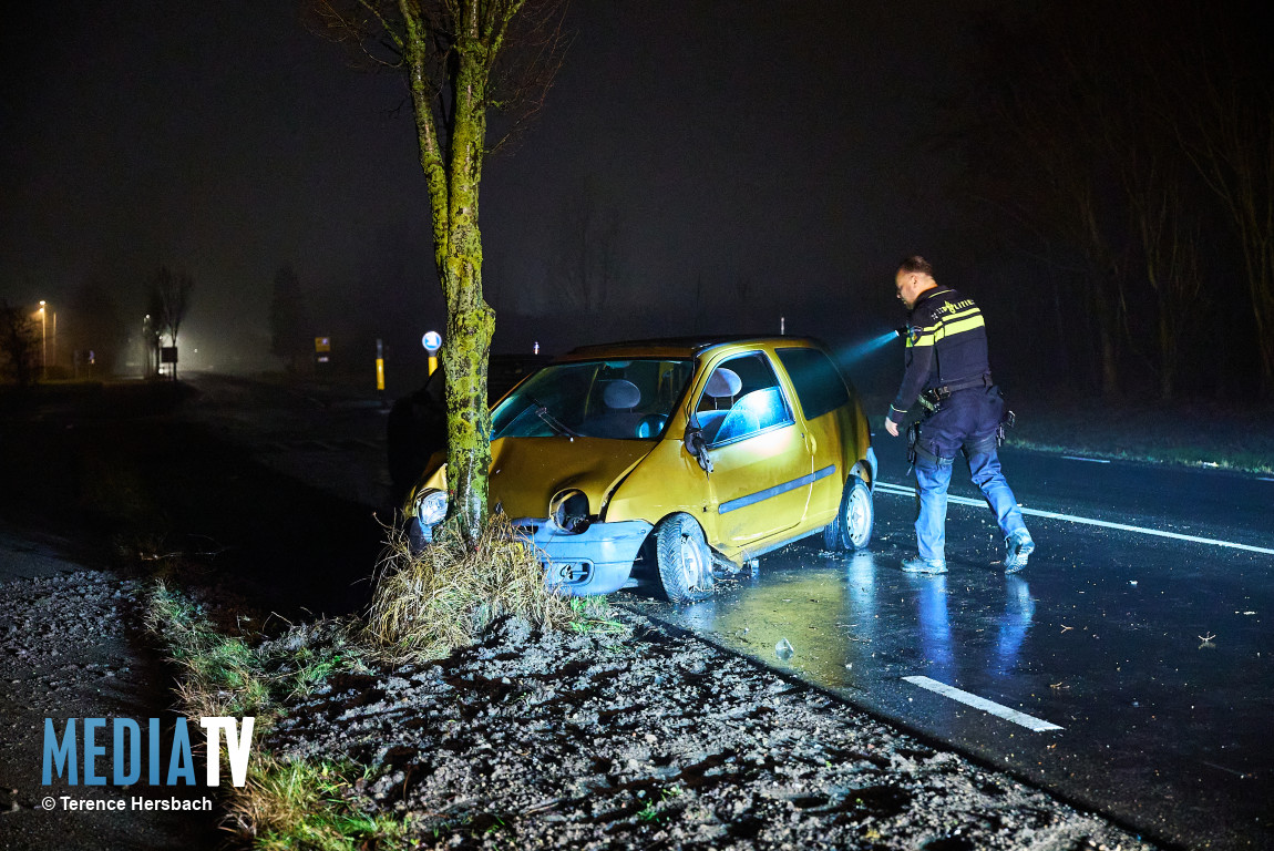 Beschonken bestuurder knalt tegen boom op 3e Barendrechtseweg Barendrecht