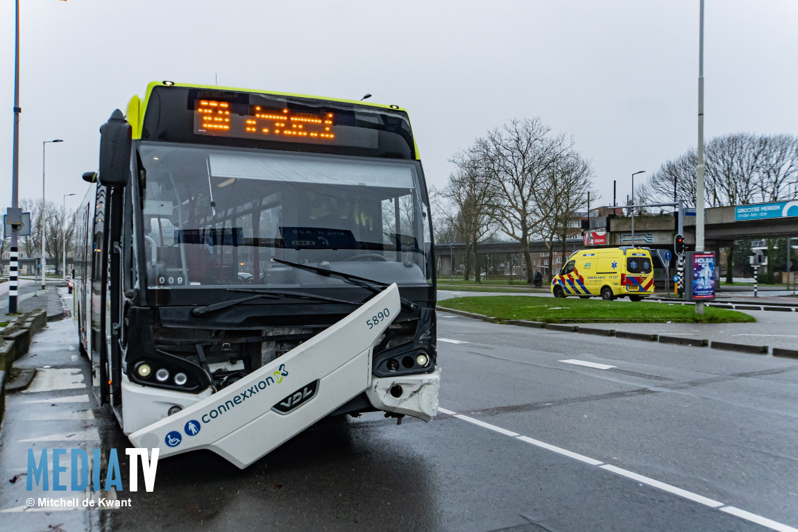 Aanrijding tussen lijnbus en auto Zuiderparkweg Rotterdam