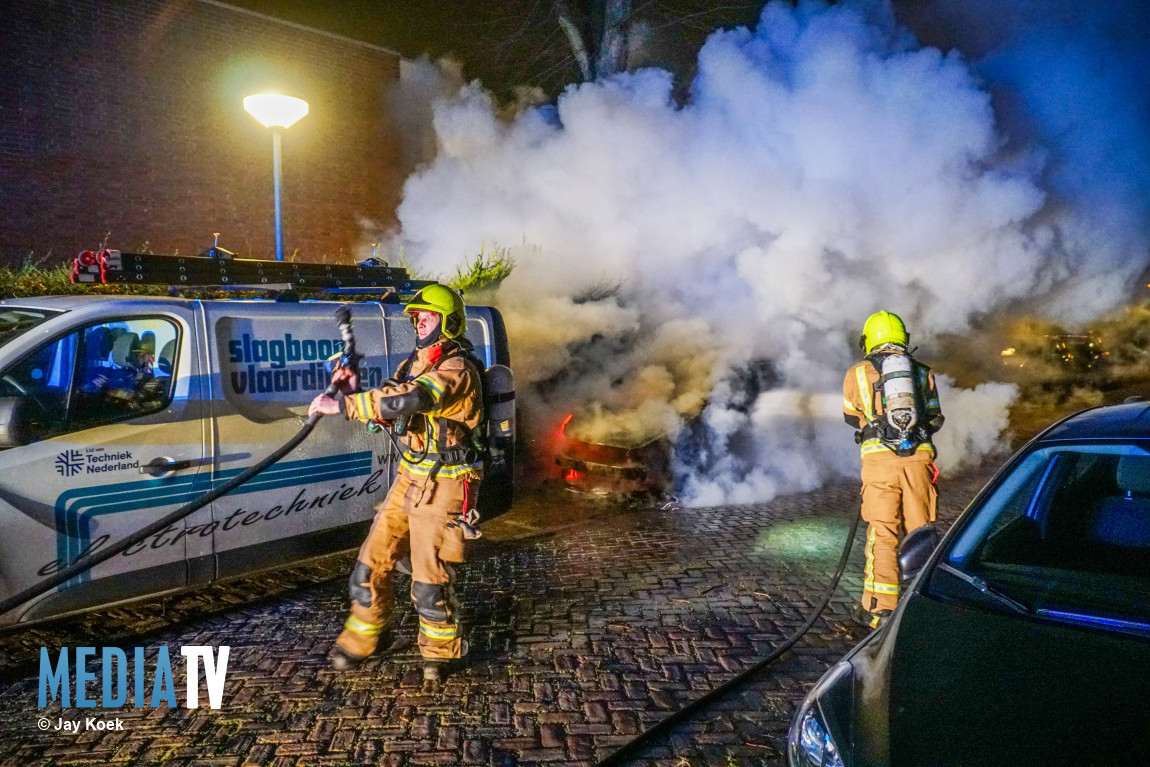 Geparkeerde auto gaat in vlammen op Jan van Arkelstraat Vlaardingen