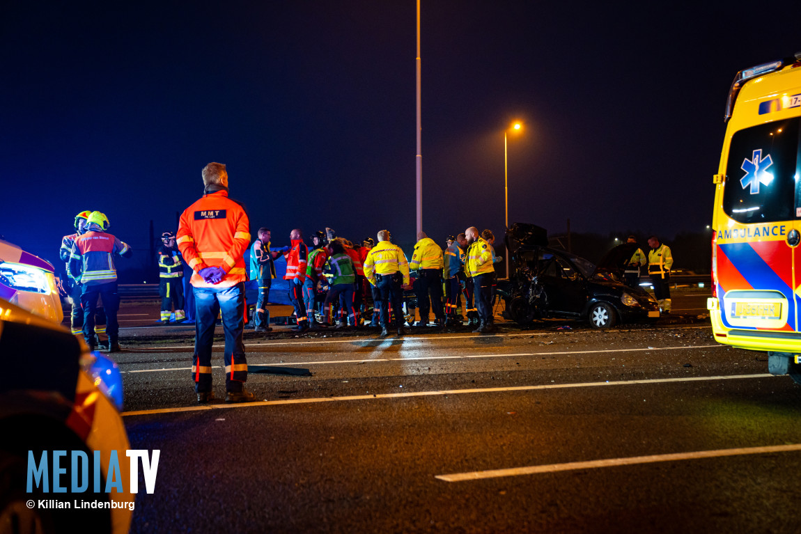 Zwaargewonden bij aanrijding tussen auto's A15 Barendrecht