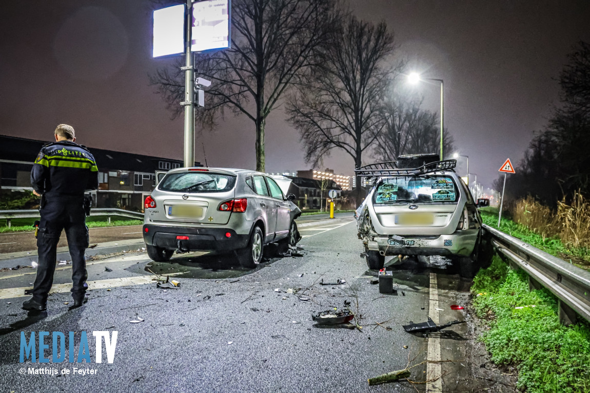 Alcomobilist vlucht na aanrijding met omgevallen boom Abram van Rijckevorselweg Capelle a/d IJssel