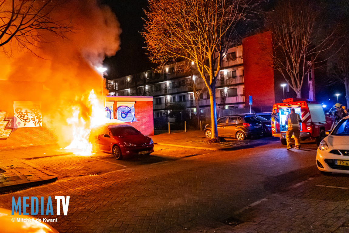 Gestolen auto en motorscooter in brand Dumasstraat Rotterdam