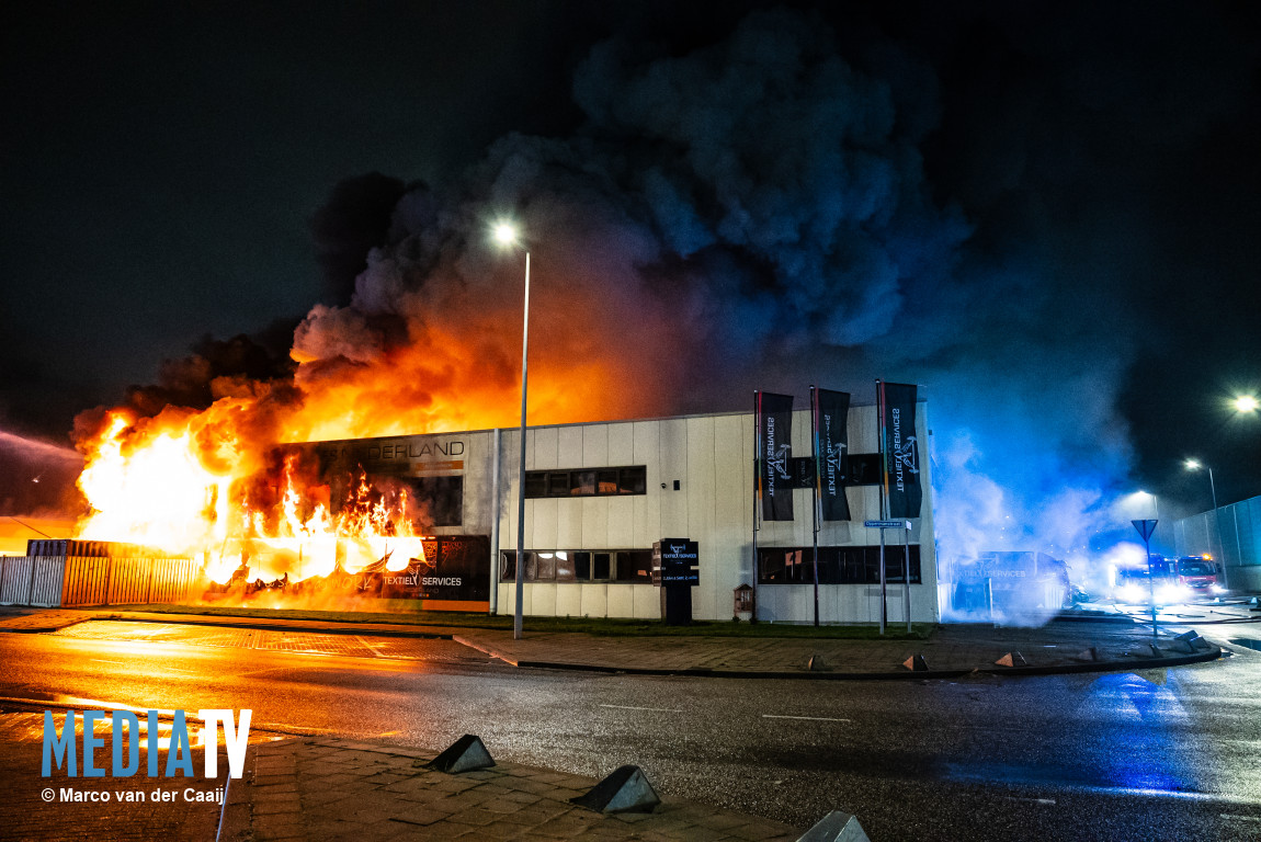 Zeer grote uitslaande brand bij textielbedrijf Schrijnwerkerstraat Hoogvliet Rotterdam