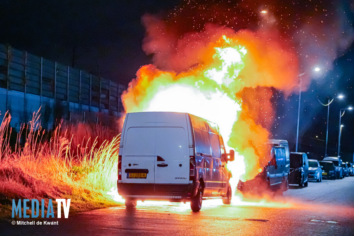 Twee bestelbussen en auto in brand Slikkerveerstraat Alblasserdamstraat Rotterdam