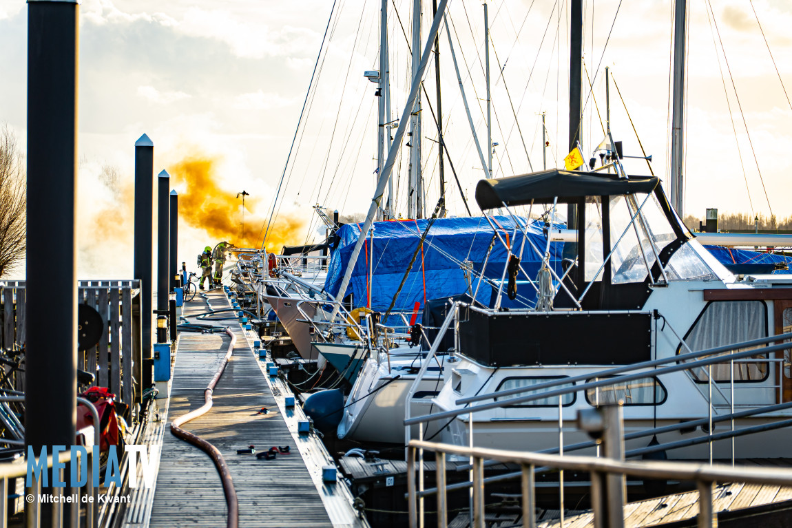 Plezierjacht brandt volledig uit bij jachthaven Havendam Rhoon