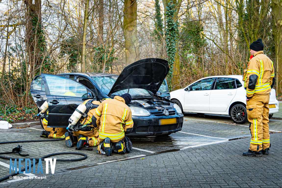 Geparkeerde auto vat vlam op parkeerplaats Kromme Hagen Rotterdam