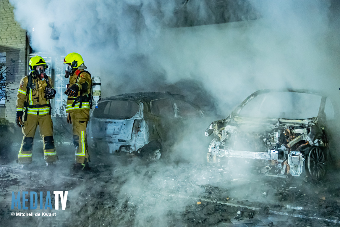 Twee auto’s en carport verwoest door brand Leeghwaterstraat Ridderkerk