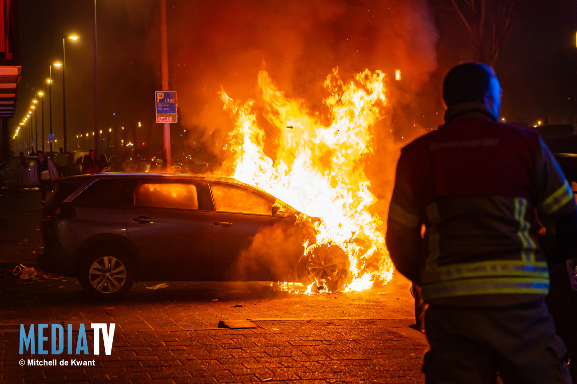 Auto vliegt in brand, bestuurder ongedeerd J.B. Bakemakade Rotterdam